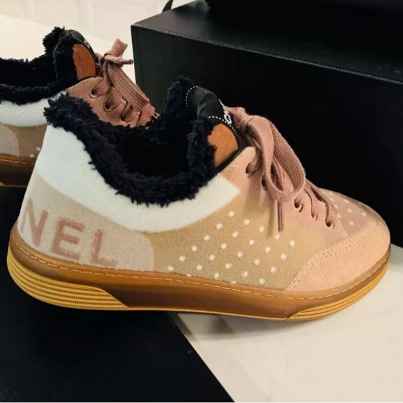 Chanel beige/rose fur lined sneakers - Picture 4 of 6